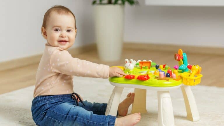 Brinquedo de atividades colorido para bebês, estimulando coordenação motora e diversão.